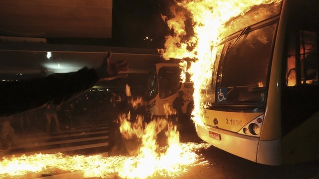 Протесты в Бразилии: атака автобусной станции в Сан-Пауло