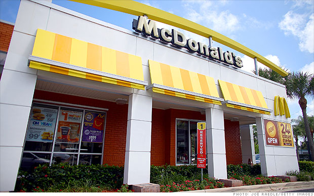 Сотрудники McDonald's подают в суд за кражу заработной платы